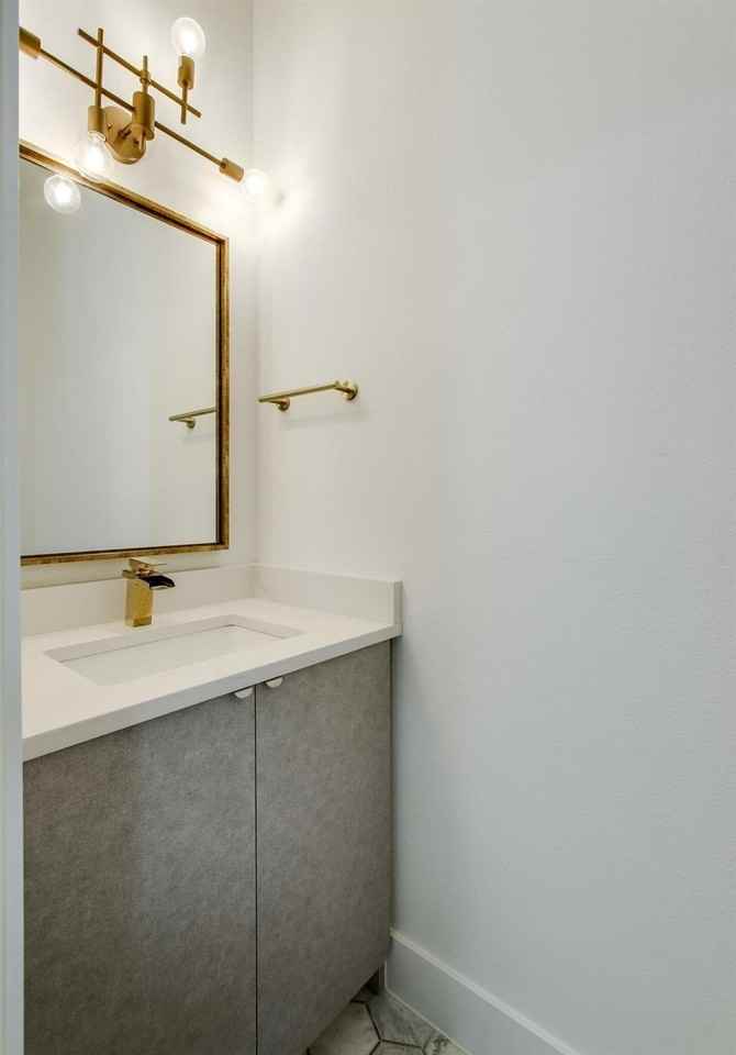 708 W 9th St #103 - Photo 6 of 34