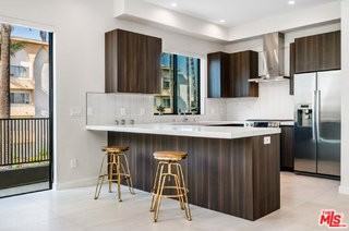 530 N Hayworth Ave - Photo 3 of 8
