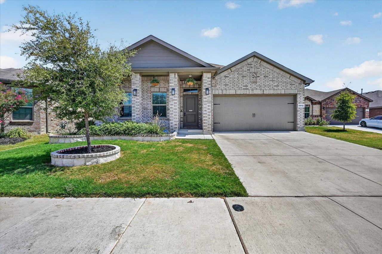8812 Russano Rd - Photo 5 of 40