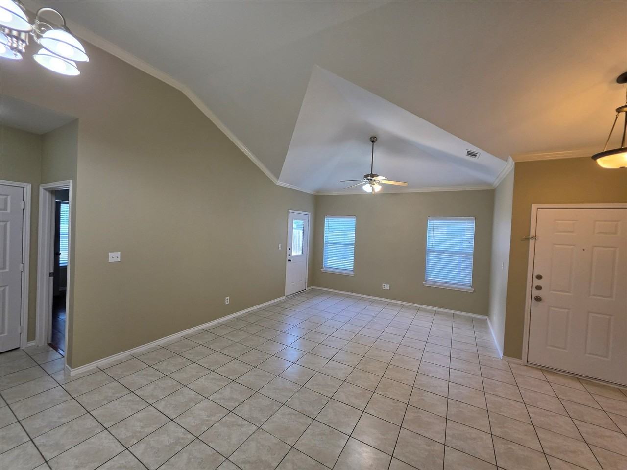 911 Lake Dr - Photo 4 of 40