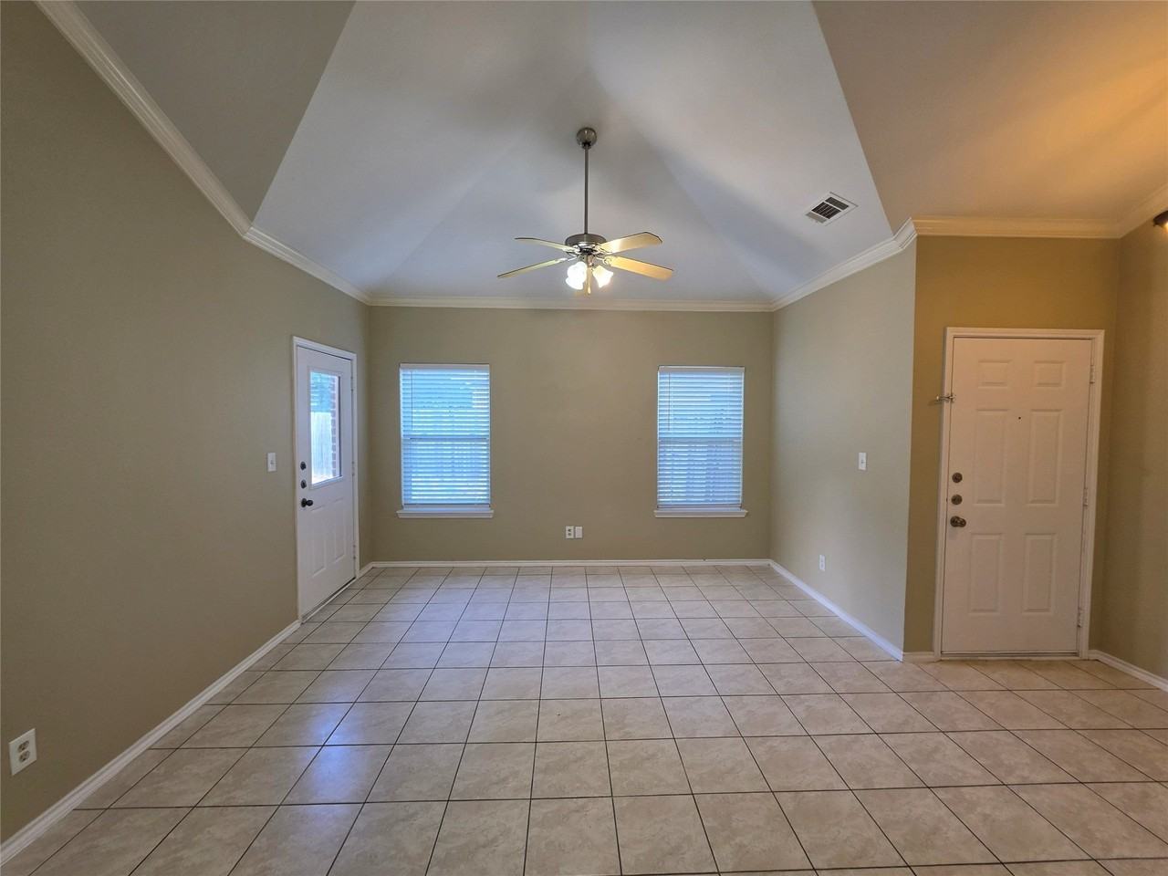 911 Lake Dr - Photo 5 of 40