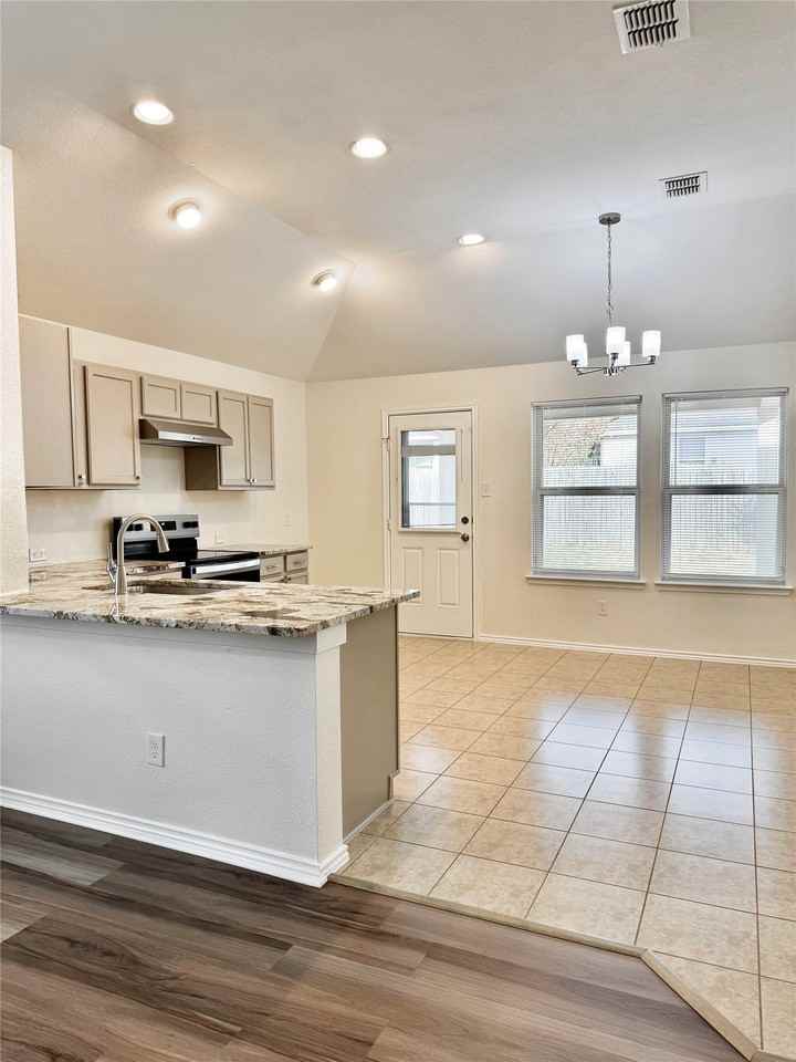 1712 Ironworks Dr - Photo 3 of 13