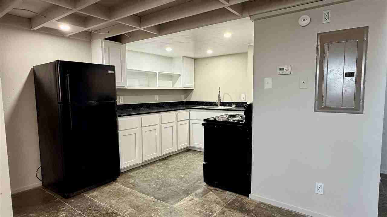 2501 S Harwood St #12 - Photo 3 of 7