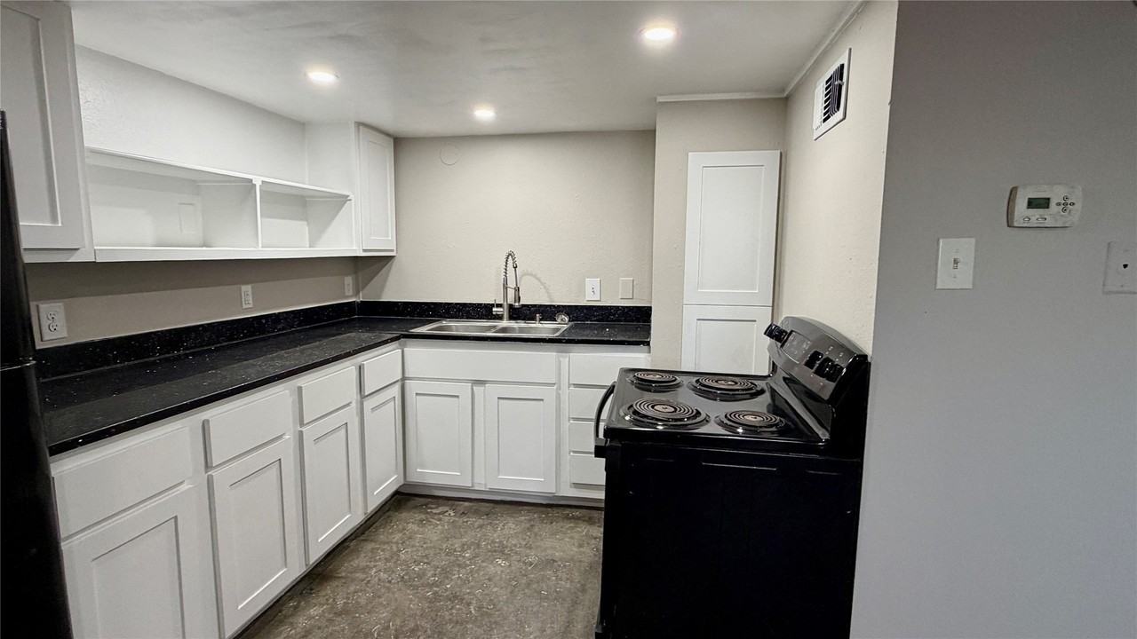 2501 S Harwood St #12 - Photo 4 of 7
