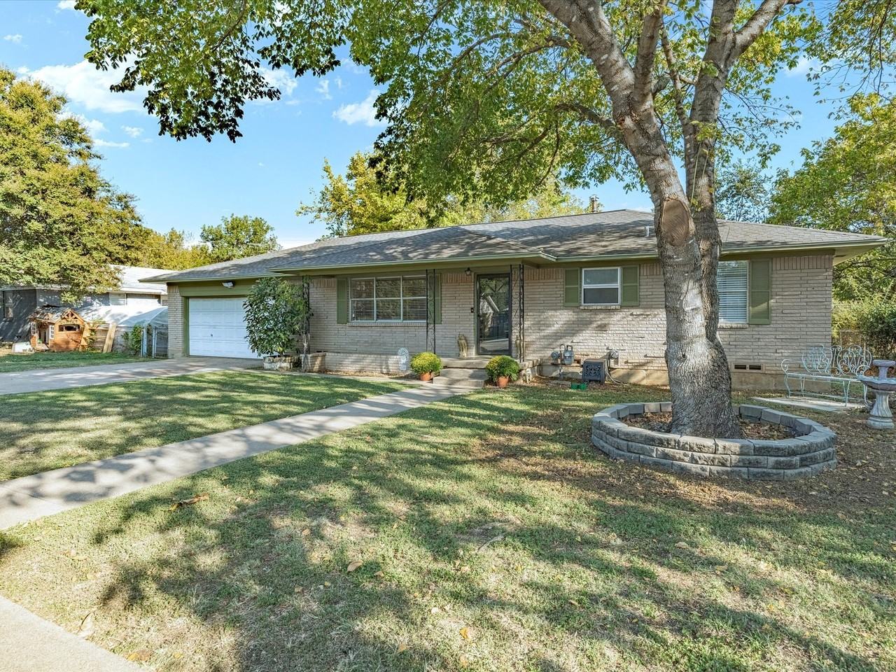 209 W Avenue K - Photo 3 of 24