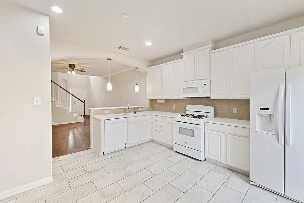 7913 Hannah St - Photo 2 of 23