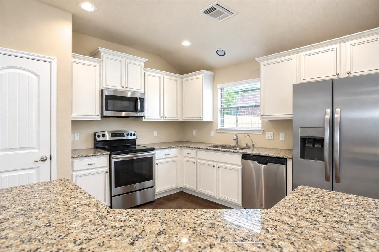 2805 Leslie Ln - Photo 4 of 16