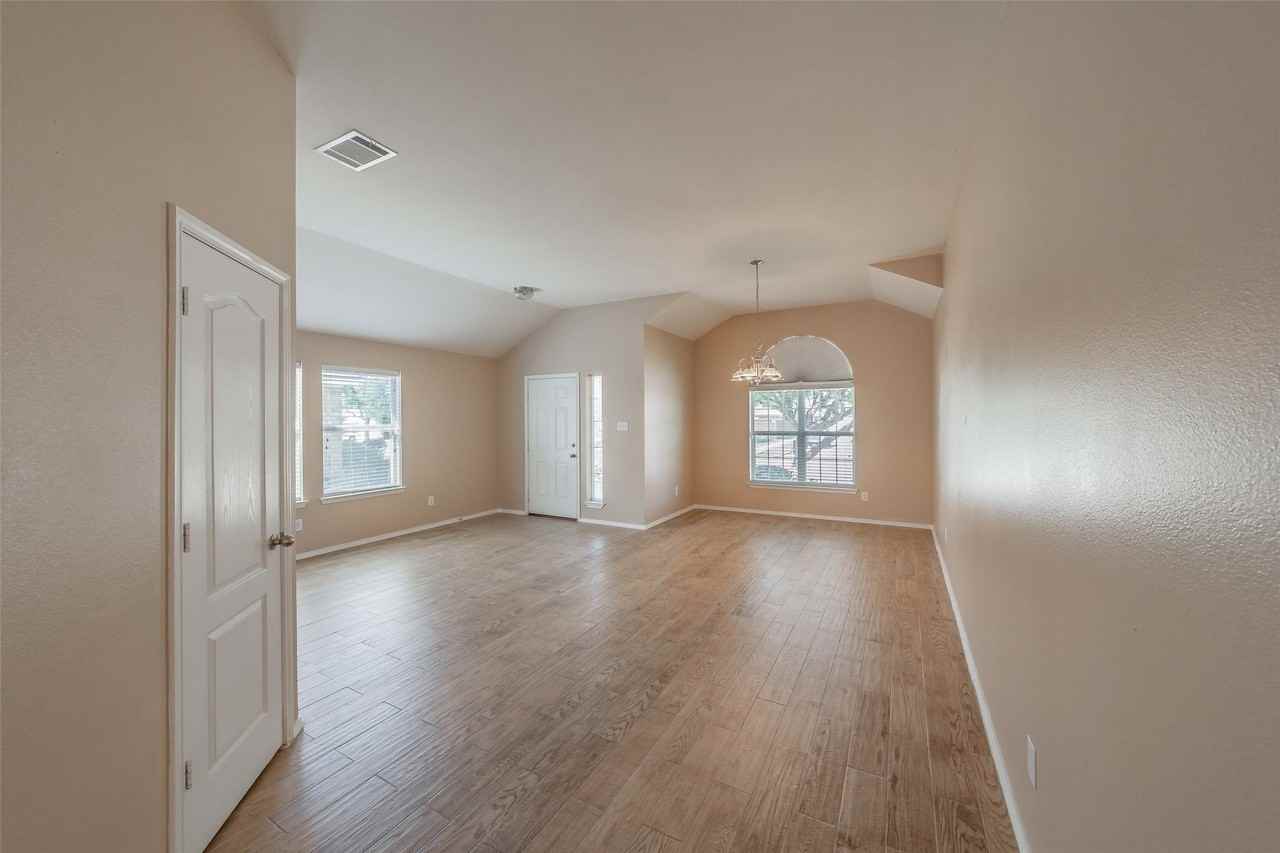 4021 Diamond Ridge Dr - Photo 3 of 20