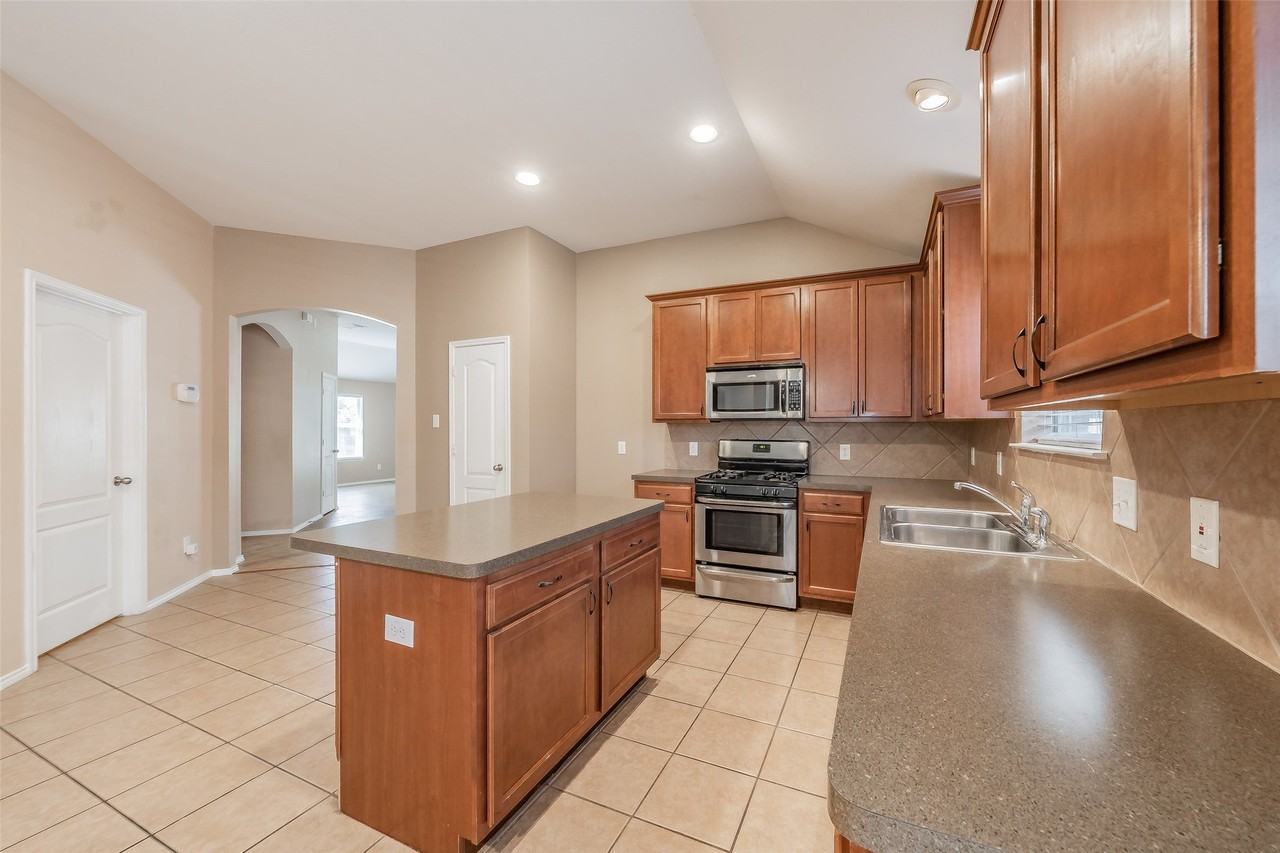 4021 Diamond Ridge Dr - Photo 6 of 20