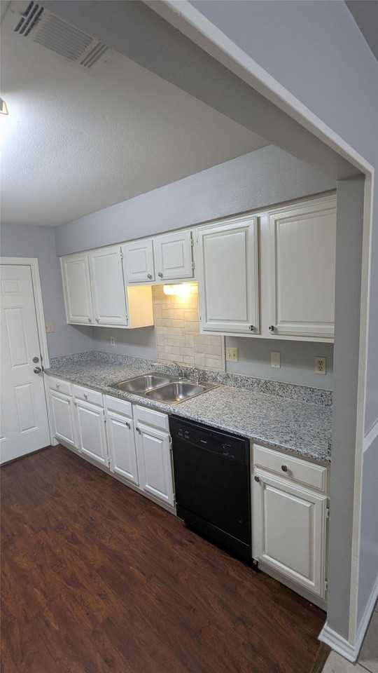 709 Hillcrest Ct - Photo 2 of 14