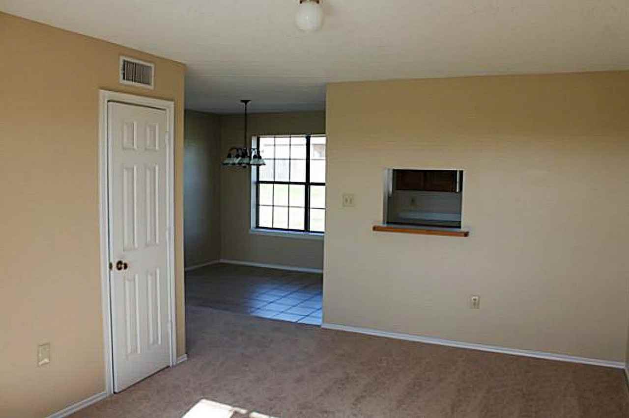 803 S Wickham St - Photo 3 of 5