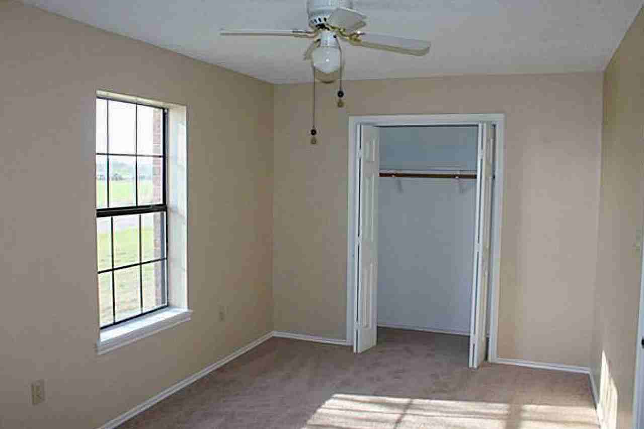 803 S Wickham St - Photo 5 of 5