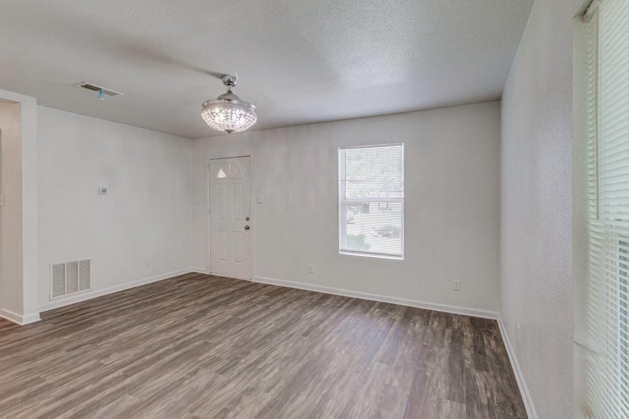 1738 Oak Hill Cir - Photo 6 of 23
