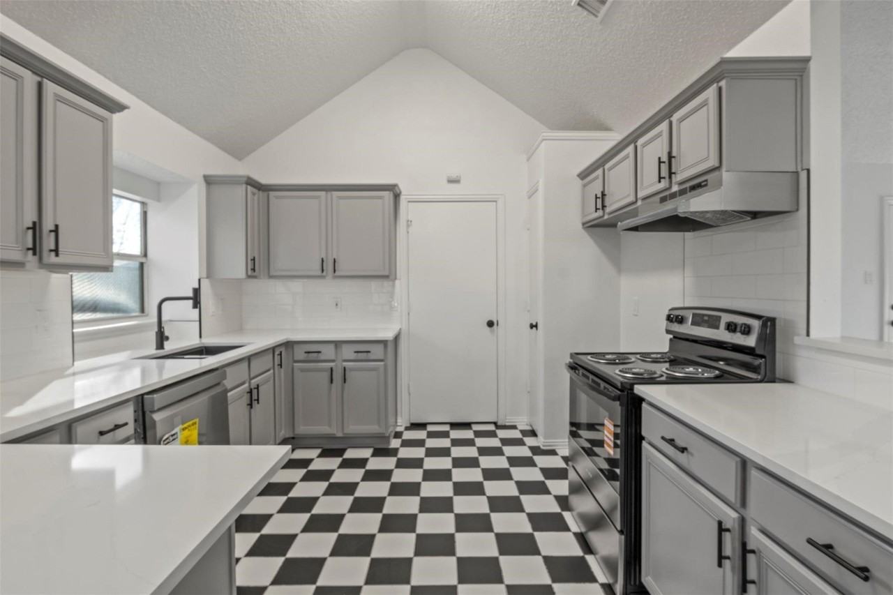 1308 London Dr - Photo 4 of 22