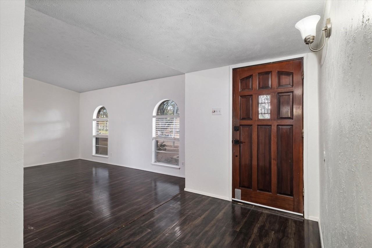 1831 Chamberlain Dr - Photo 4 of 32