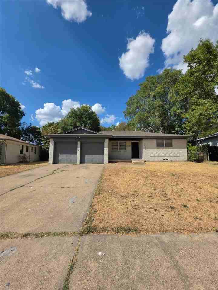 9421 Bluffcreek Dr - Photo 2 of 11