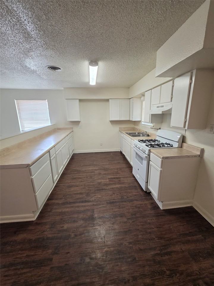 9421 Bluffcreek Dr - Photo 4 of 11