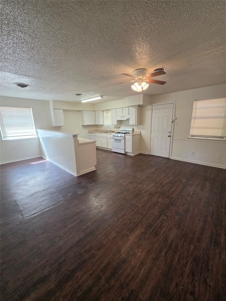 9421 Bluffcreek Dr - Photo 5 of 11