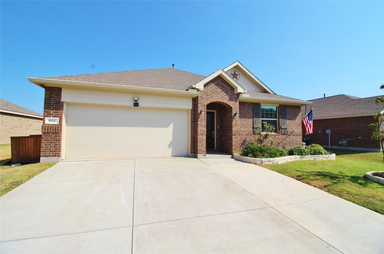 1610 Fields View Dr - Photo 2 of 32