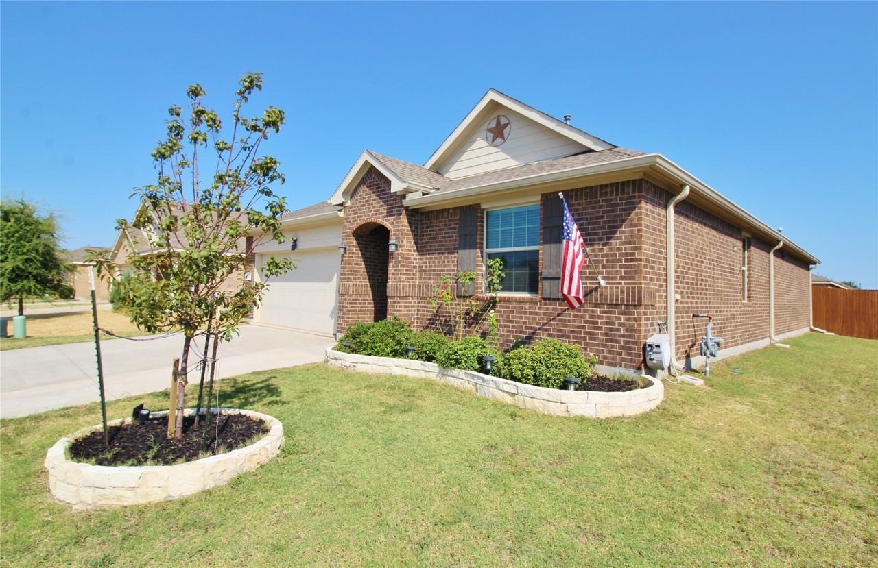 1610 Fields View Dr - Photo 3 of 32