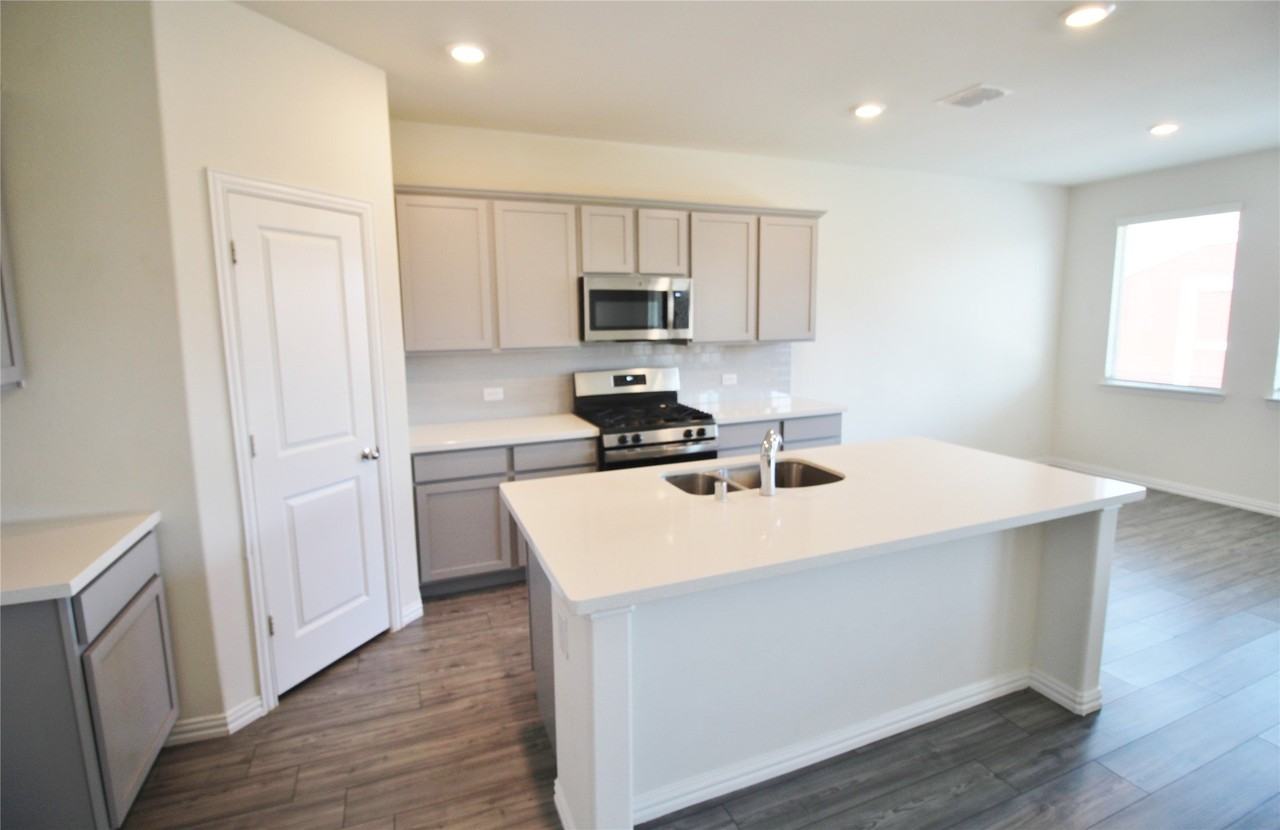 1610 Fields View Dr - Photo 4 of 32