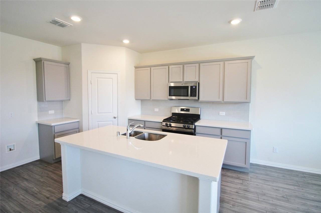 1610 Fields View Dr - Photo 5 of 32