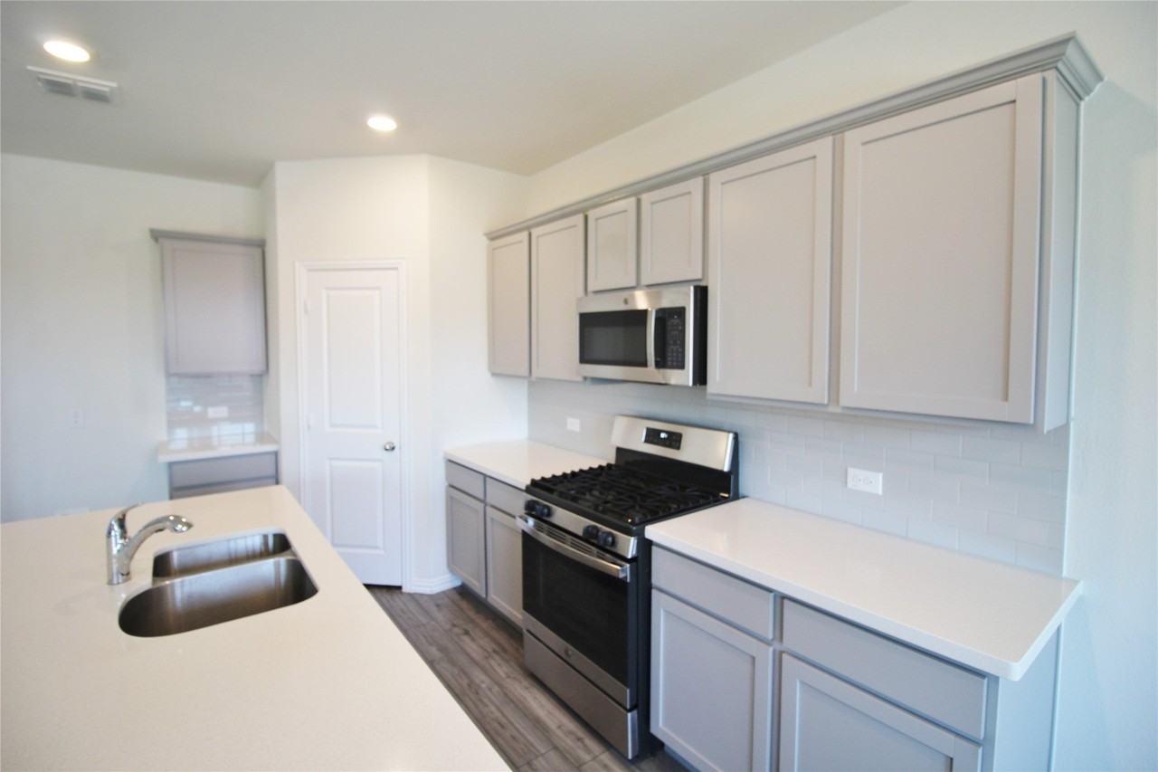 1610 Fields View Dr - Photo 6 of 32