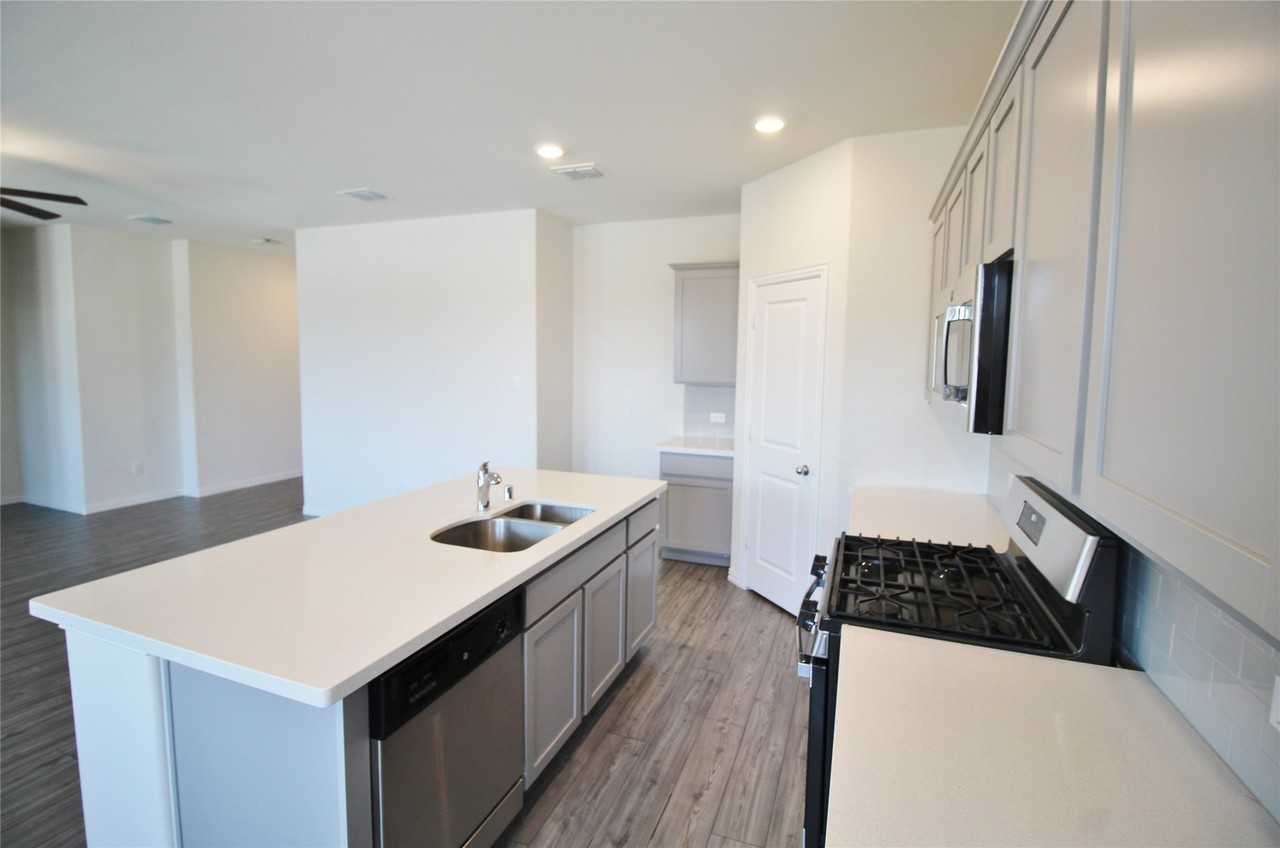 1610 Fields View Dr - Photo 7 of 32