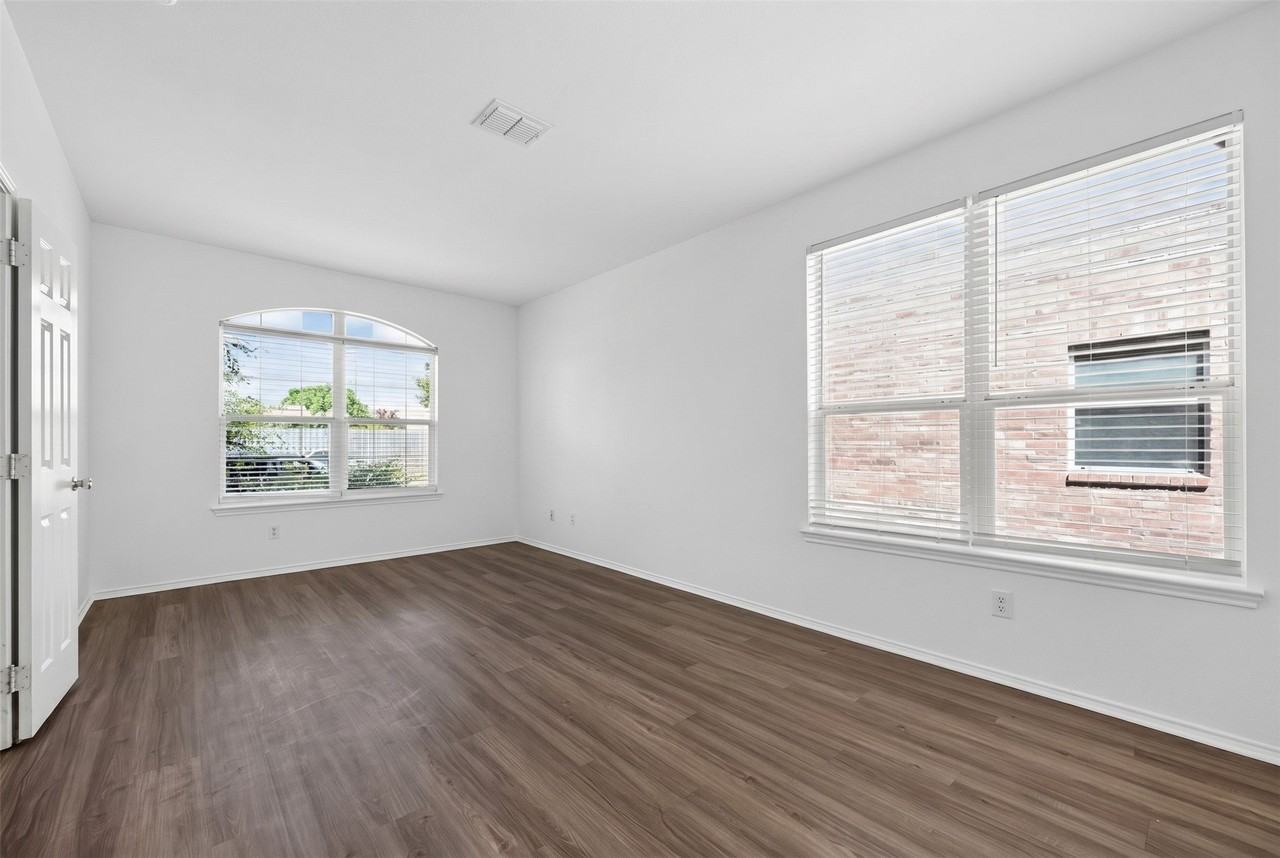 1009 Youkum Ct - Photo 2 of 40