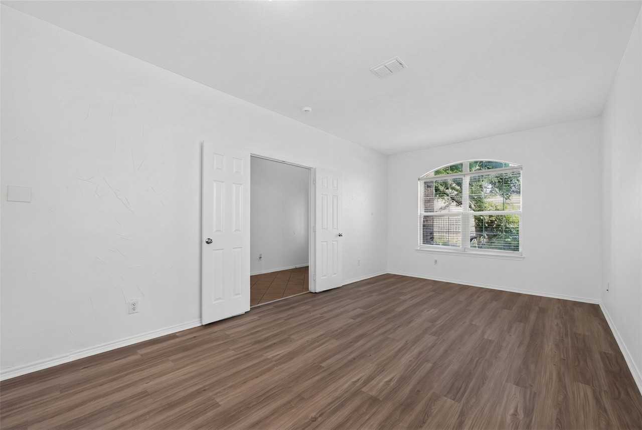 1009 Youkum Ct - Photo 3 of 40