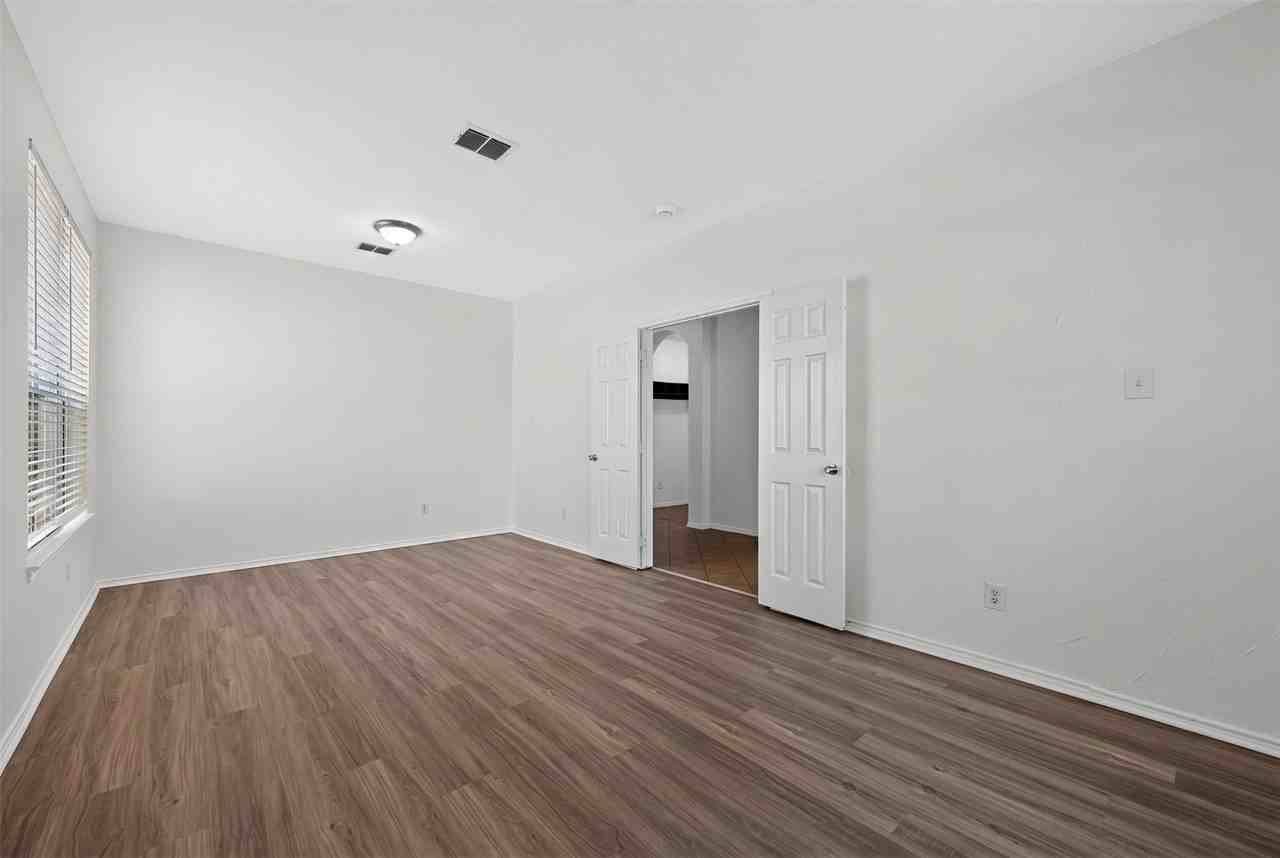 1009 Youkum Ct - Photo 4 of 40
