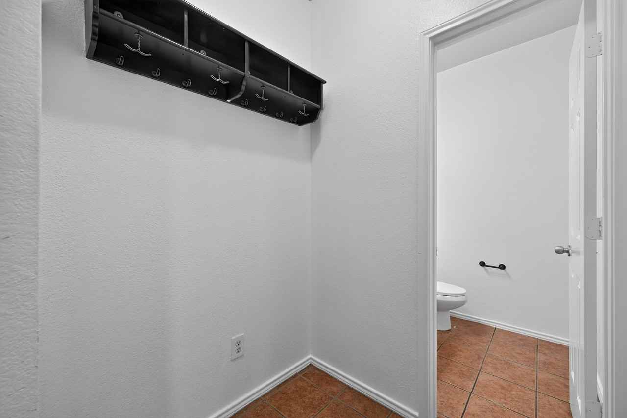 1009 Youkum Ct - Photo 5 of 40