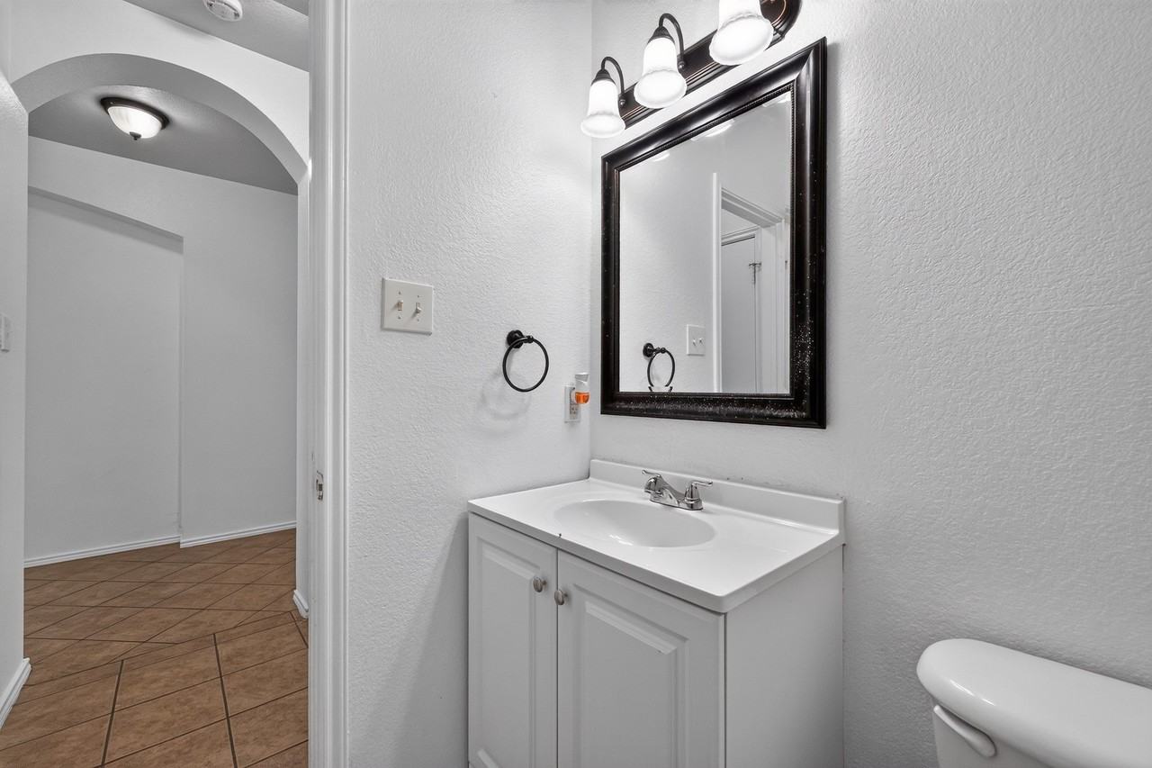 1009 Youkum Ct - Photo 6 of 40