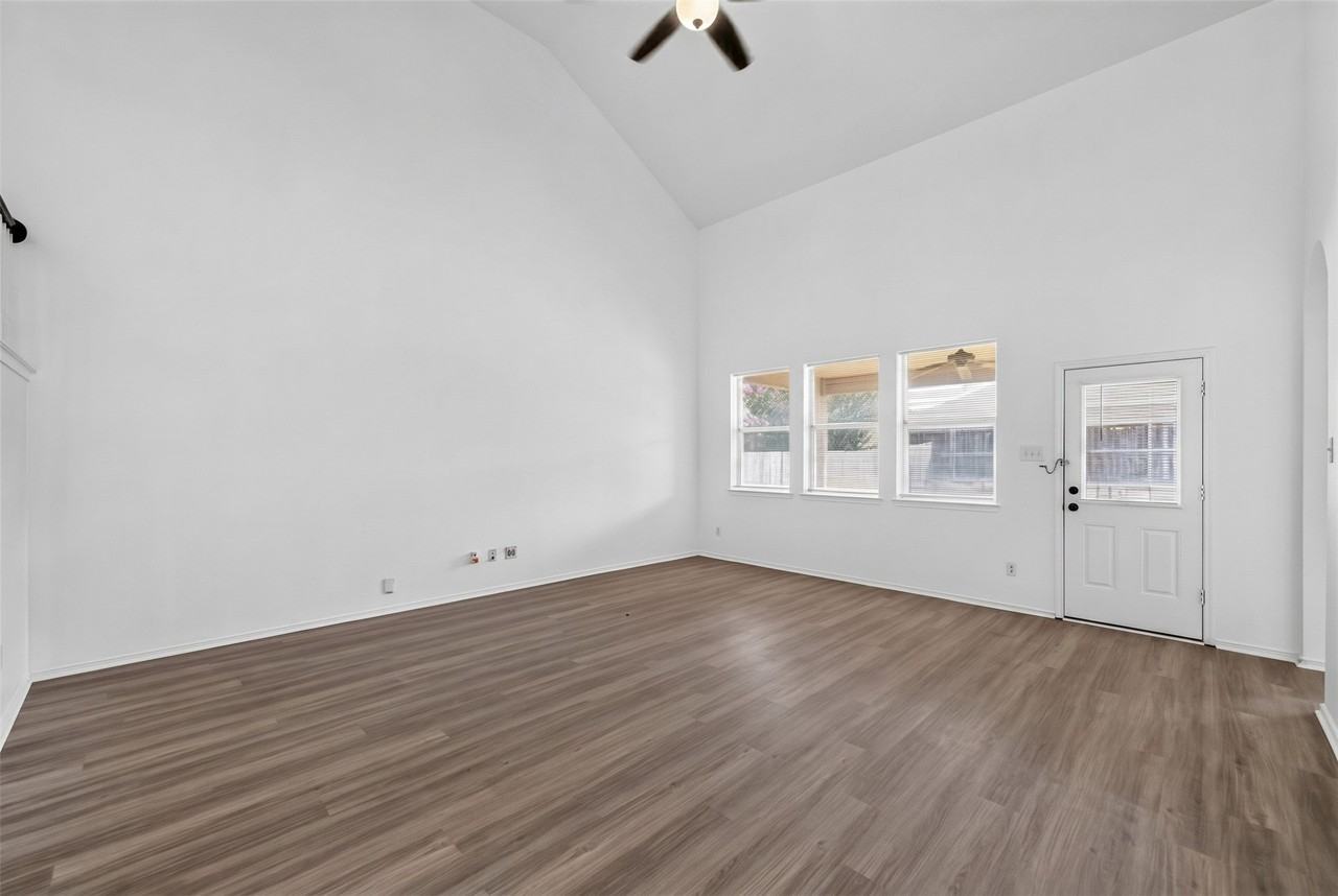 1009 Youkum Ct - Photo 7 of 40