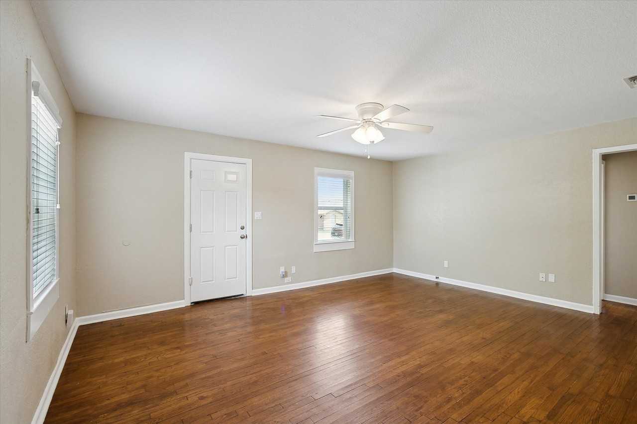 805 Ronald St - Photo 4 of 13