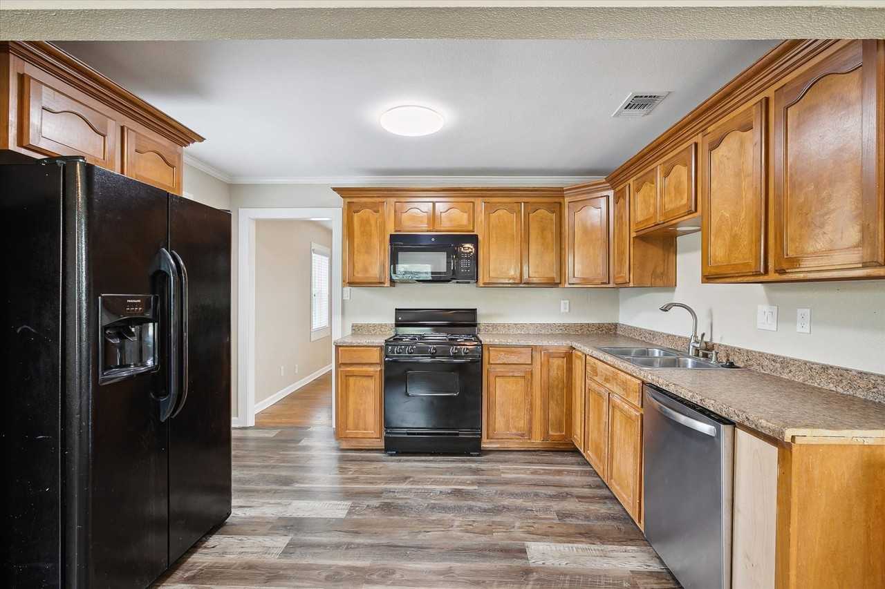805 Ronald St - Photo 6 of 13