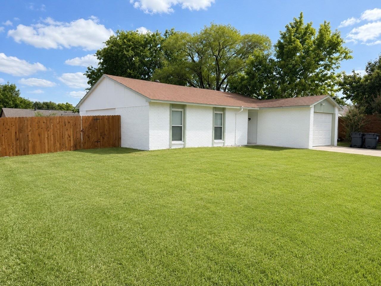 542 Hanover Dr - Photo 2 of 15