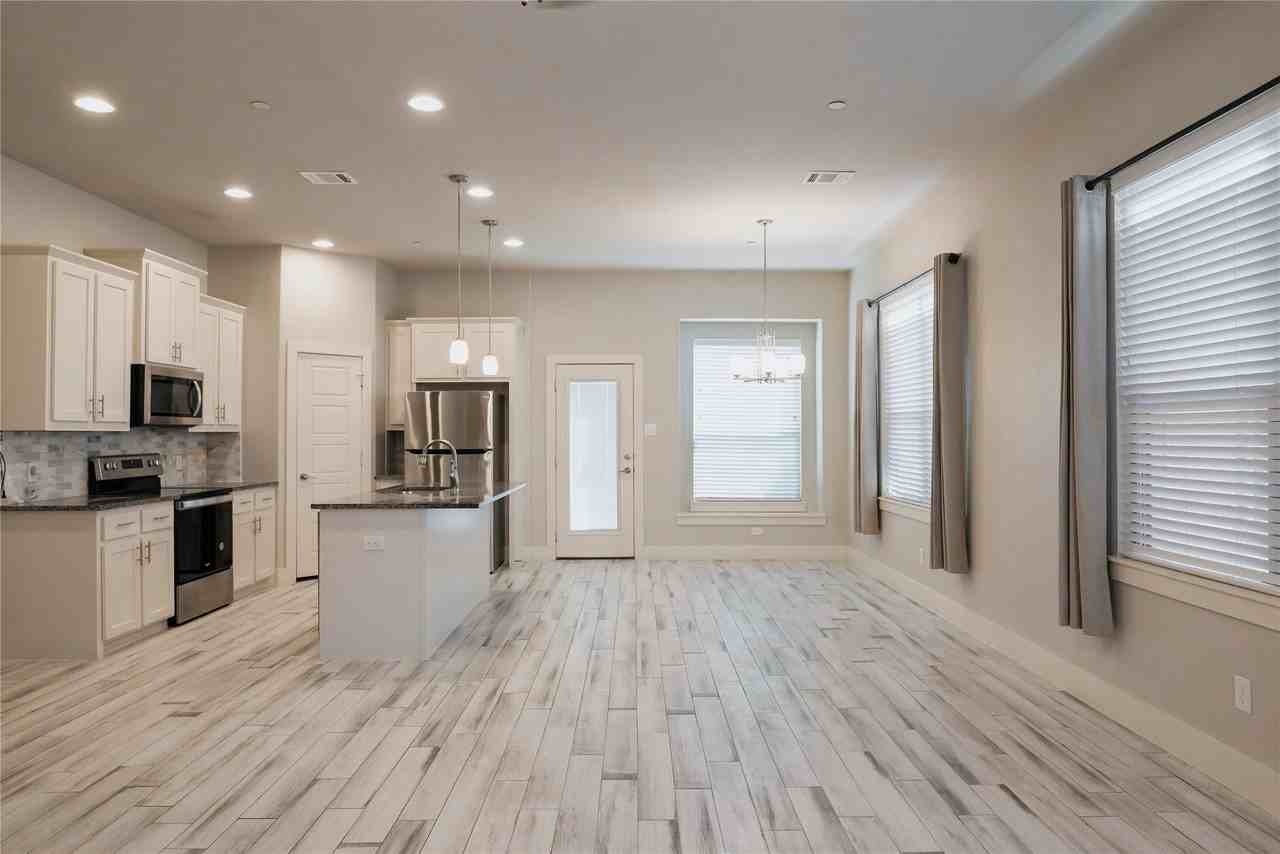 825 Eaglescliffe Lndg - Photo 2 of 21