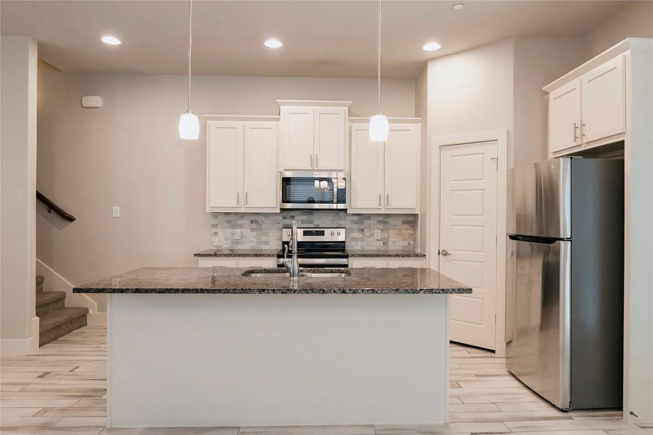 825 Eaglescliffe Lndg - Photo 3 of 21