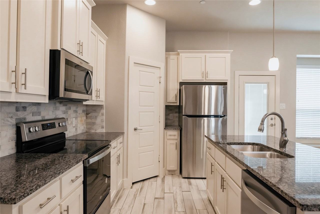 825 Eaglescliffe Lndg - Photo 4 of 21