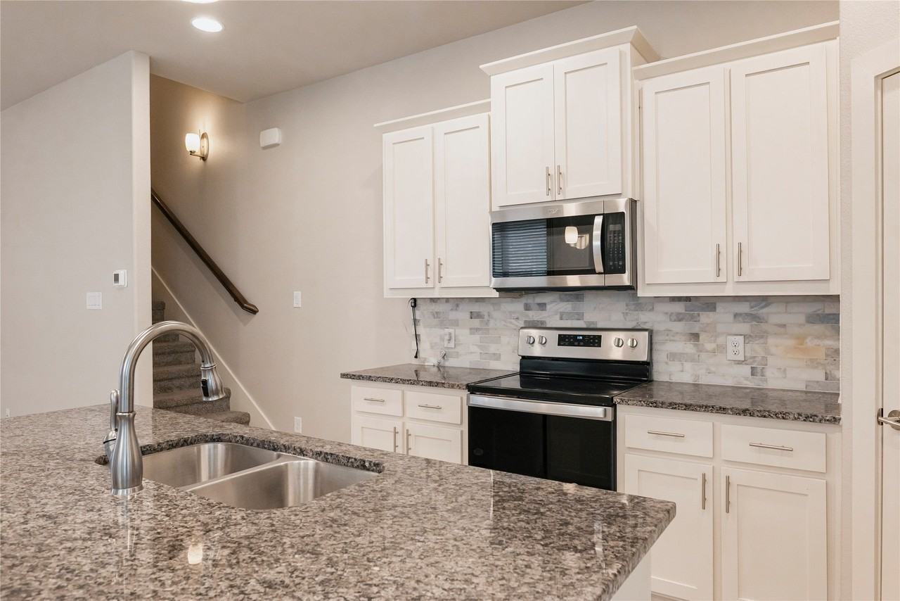 825 Eaglescliffe Lndg - Photo 5 of 21