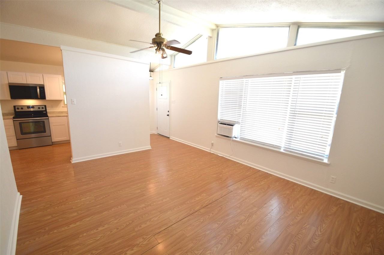 400 N Bean St - Photo 3 of 20