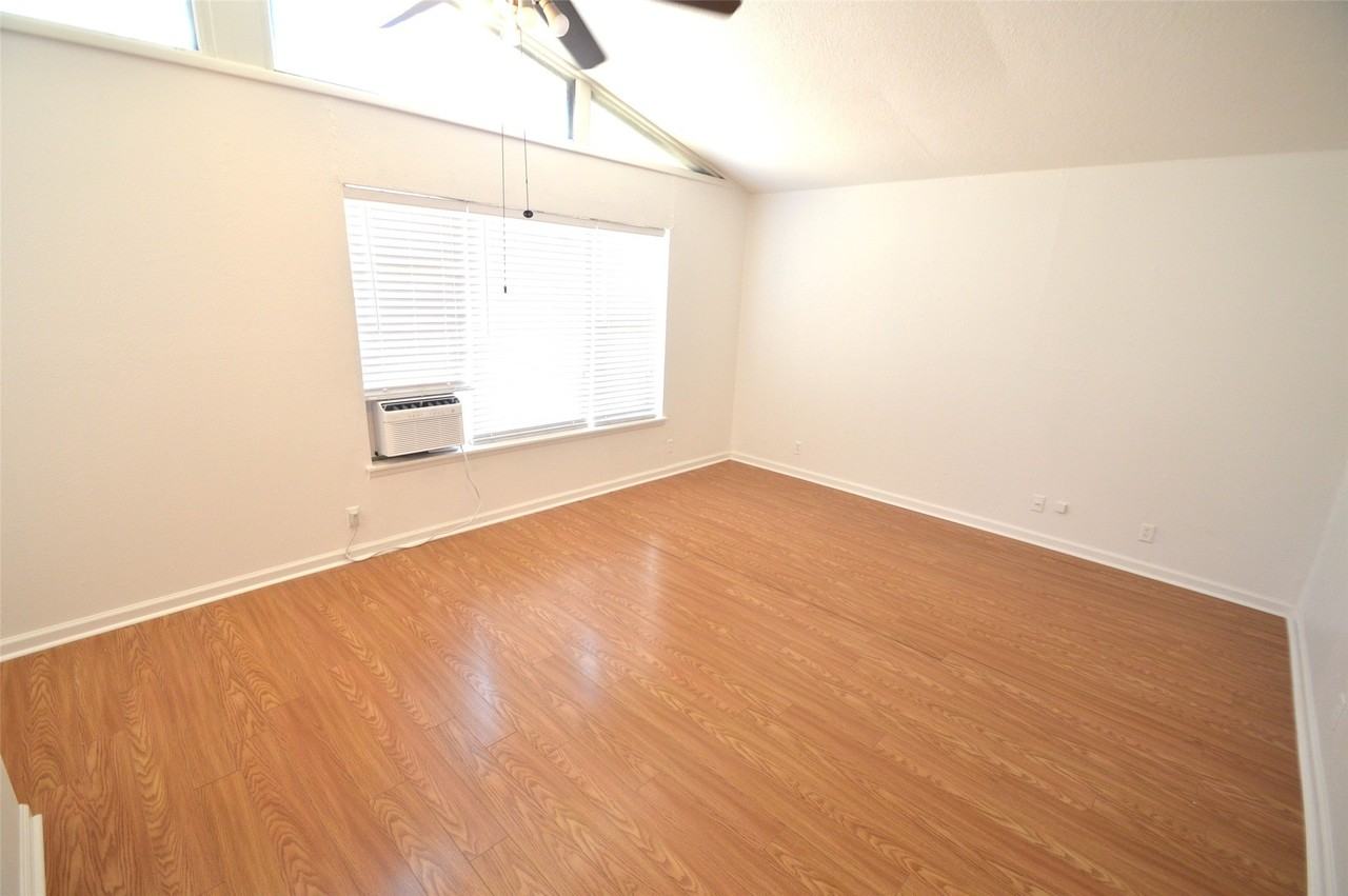 400 N Bean St - Photo 4 of 20
