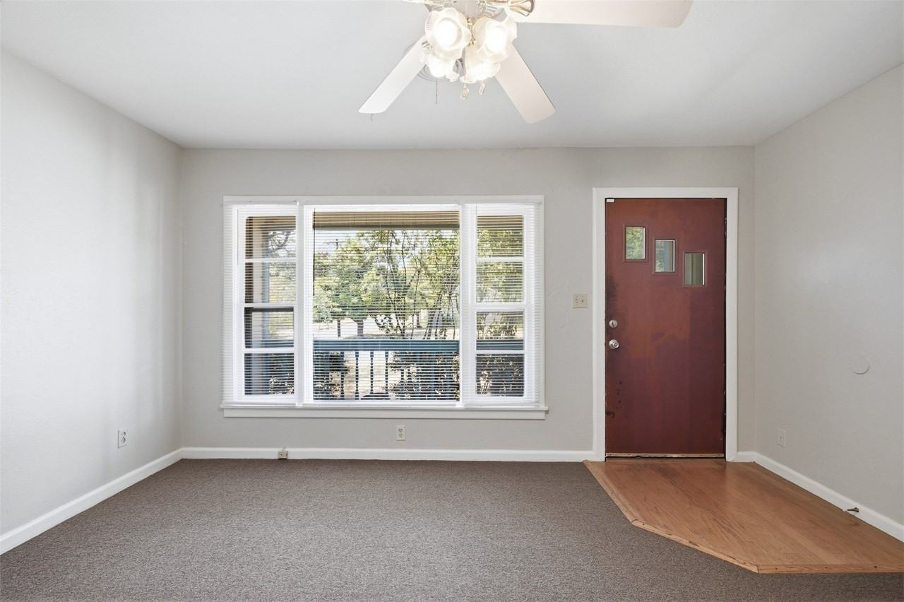 809 S Brazos St - Photo 4 of 18