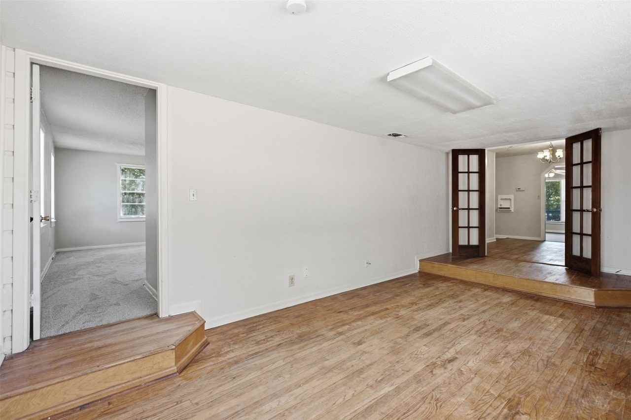 809 S Brazos St - Photo 6 of 18