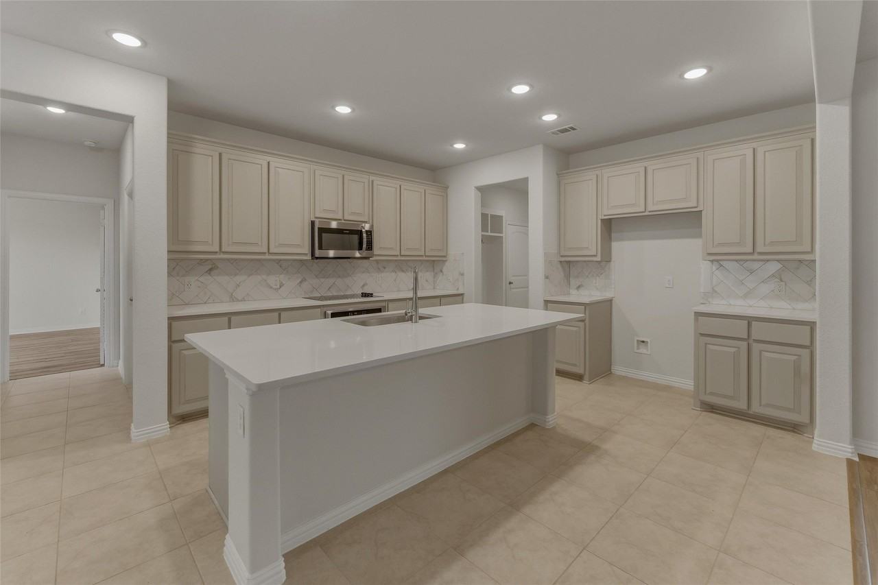 1037 Flagstone Dr - Photo 7 of 19