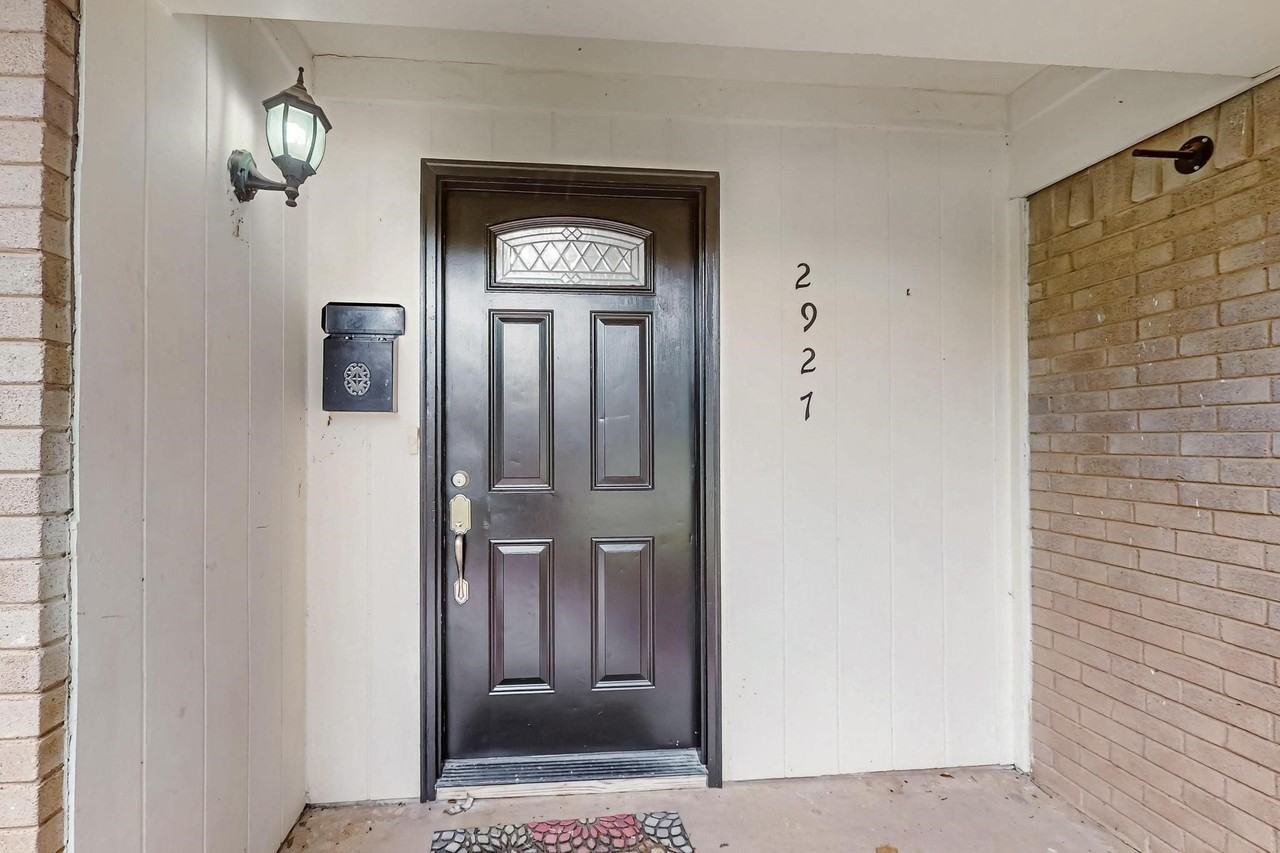 2927 Selma Ln - Photo 2 of 37
