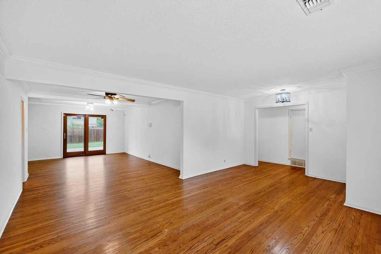 2927 Selma Ln - Photo 3 of 37
