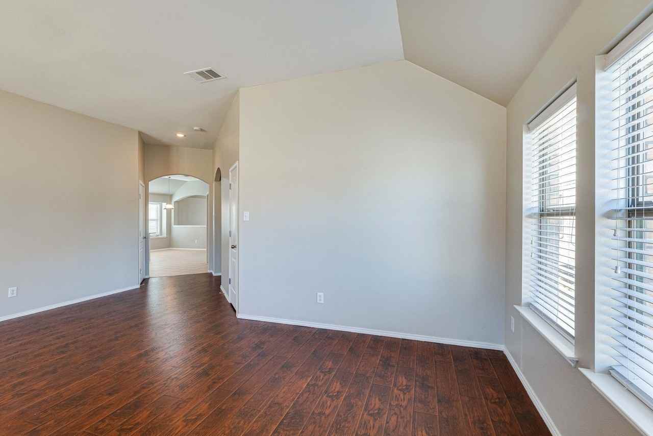 5113 Bear Valley Dr - Photo 3 of 29