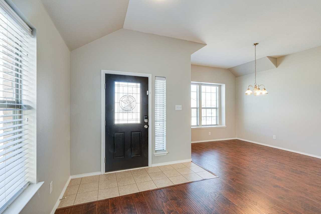 5113 Bear Valley Dr - Photo 4 of 29